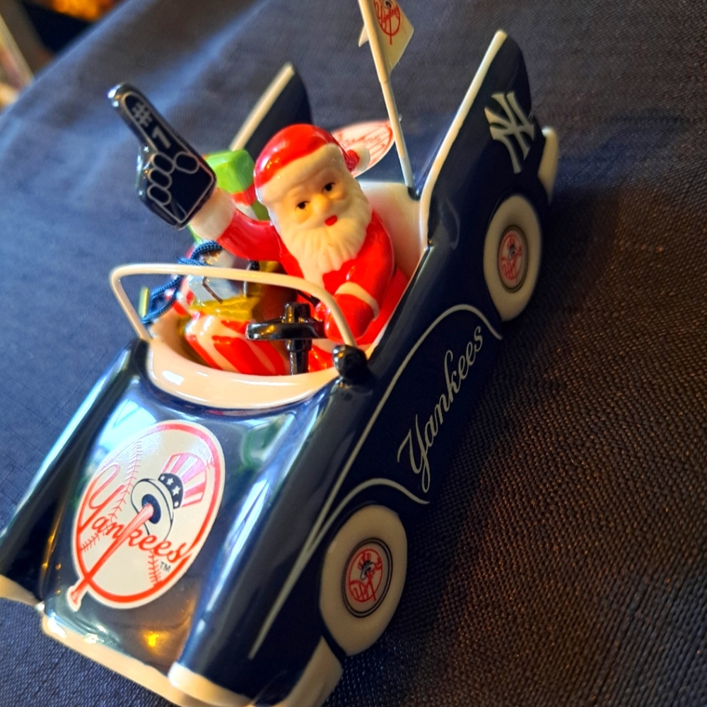 Danbury Mint 2010 NY Yankees Victory Car Ornament